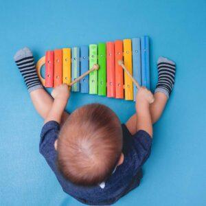 atelier éveil musical, bébé jouant d'un xylophone