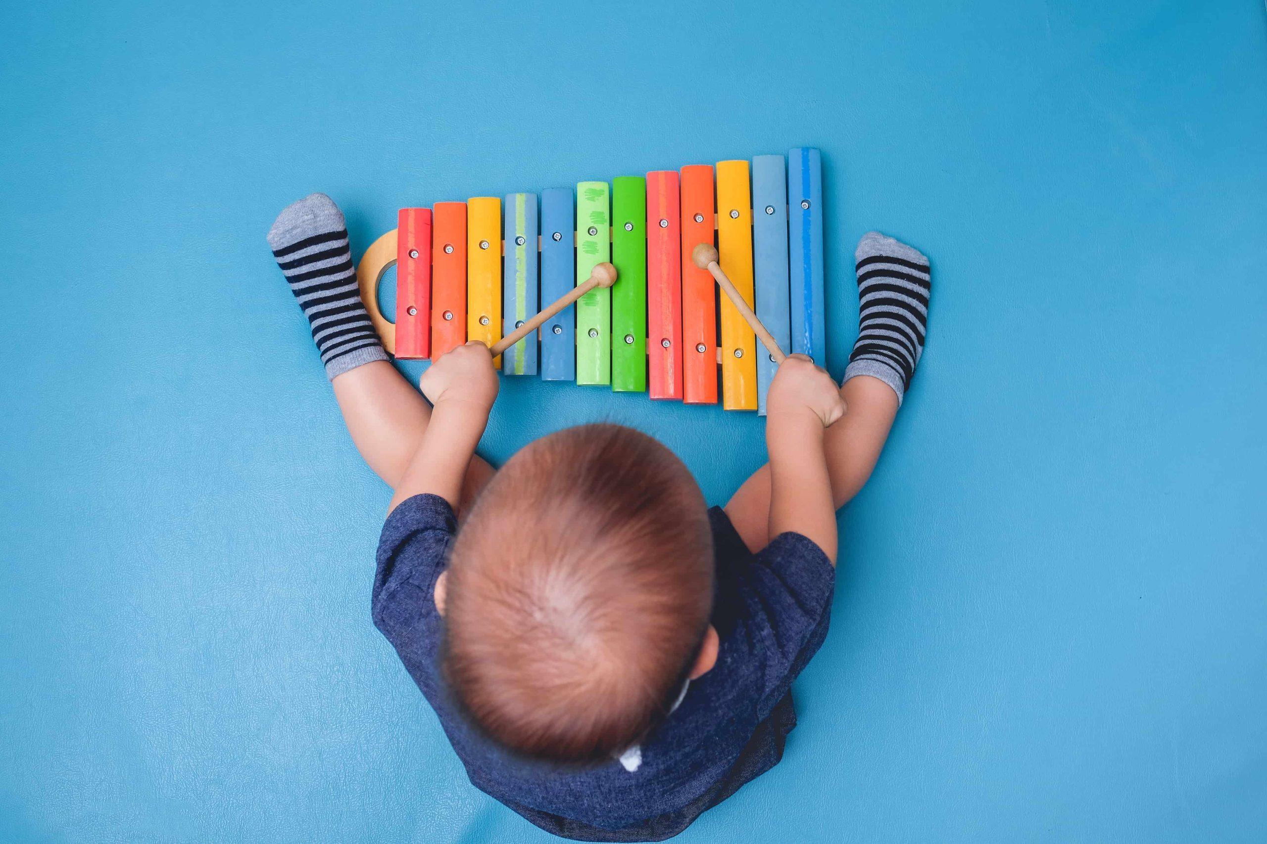 atelier éveil musical, bébé jouant d'un xylophone