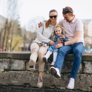 Famille souriante et unie, posant joyeusement lors d'une séance photomaton, créant des souvenirs inoubliables.