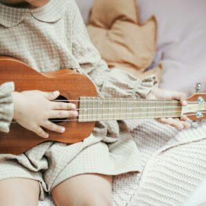 petite fille qui joue de la guitare