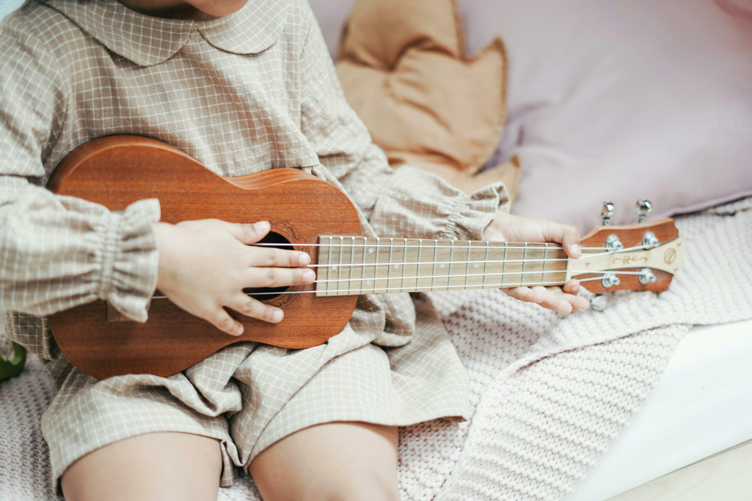 petite fille qui joue de la guitare