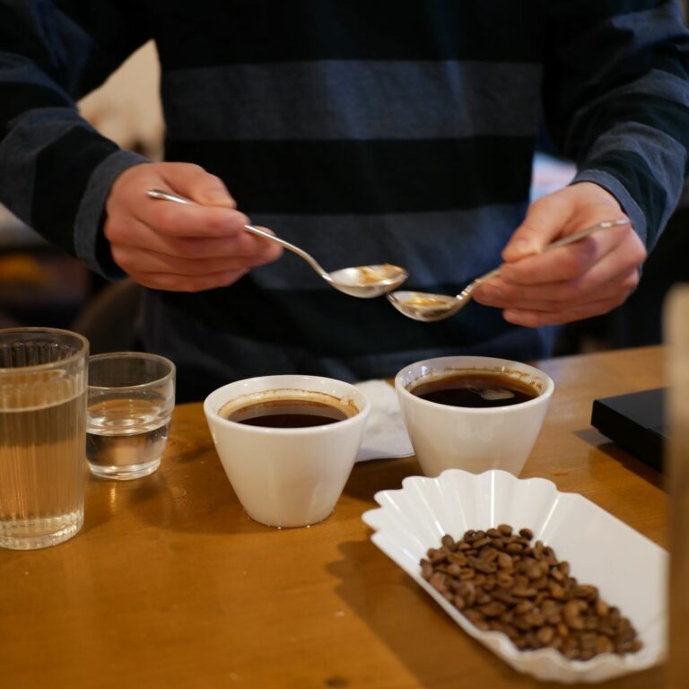 Participant comparant deux cuillères de café infusé