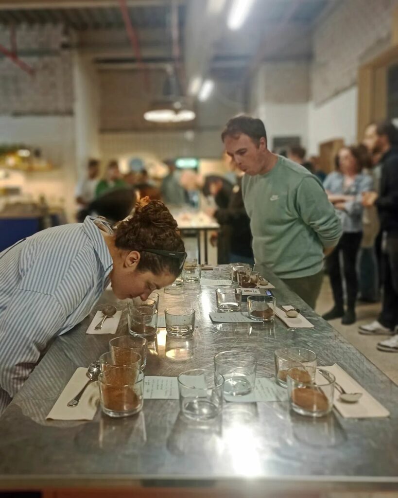 Dégustation à l’aveugle avec verres de café moulu