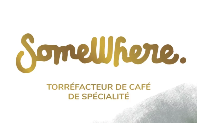 Logo “SomeWhere” manuscrit doré, mention “Torréfacteur de café de spécialité”.