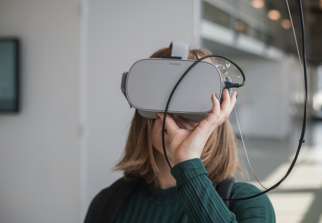 Jeune femme qui porte un casque vr