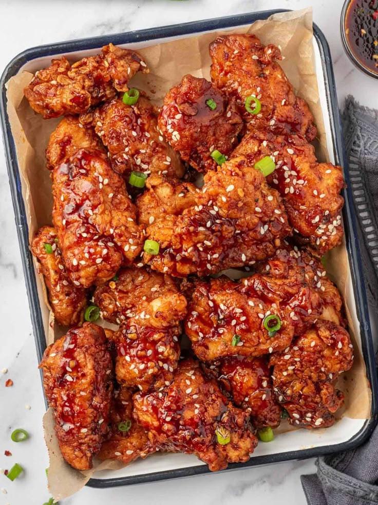 Poulet frit coréen dans un plat, photo prise de haut