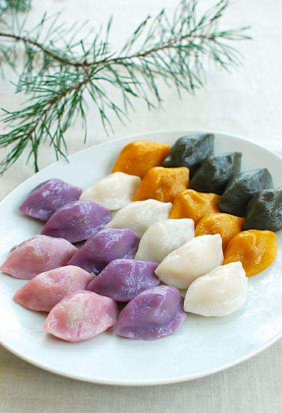 Dessert Coréen : les songpyeon avec différentes couleurs (rose, violet, blanc, orange et vert)