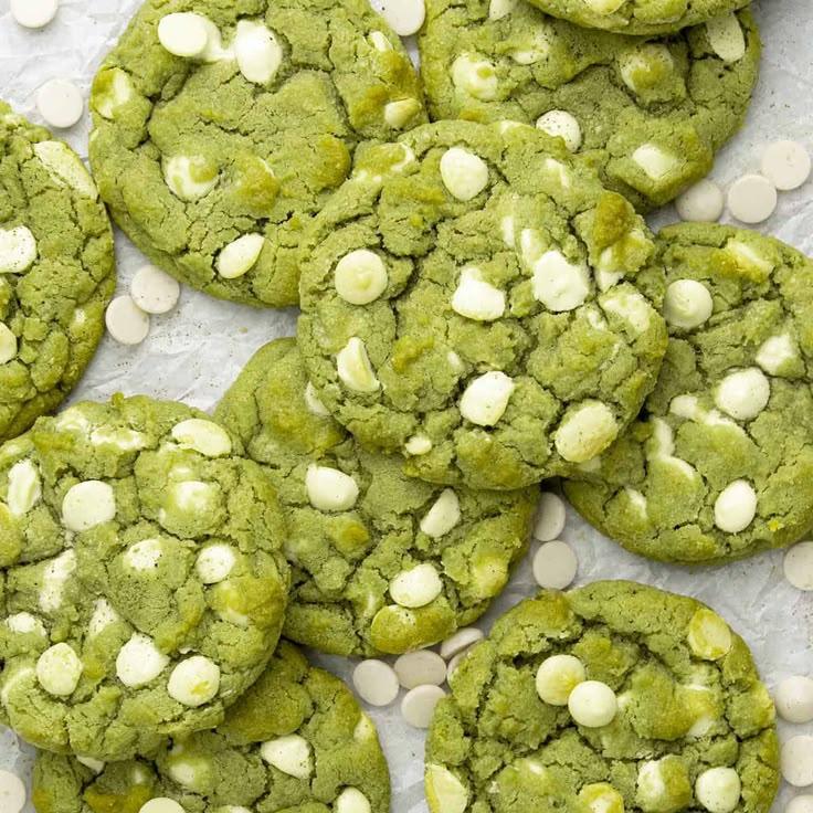 Plusieurs cookies vert aux matcha avec des pépites de chocolat blanc