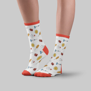 Paire de chaussette haute avec le motif salé présent sur toute la chaussettes avec des touches de rose au talon, aux doigts de pied et sur le haut de la chaussette