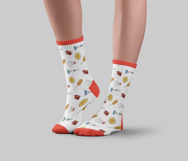 Paire de chaussette haute avec le motif salé présent sur toute la chaussettes avec des touches de rose au talon, aux doigts de pied et sur le haut de la chaussette