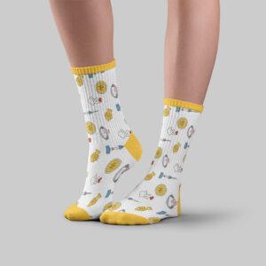 Paire de chaussette haute avec le motif sucré présent sur toute la chaussettes avec des touches de jaune au talon, aux doigts de pied et sur le haut de la chaussette