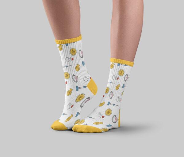 Paire de chaussette haute avec le motif sucré présent sur toute la chaussettes avec des touches de jaune au talon, aux doigts de pied et sur le haut de la chaussette