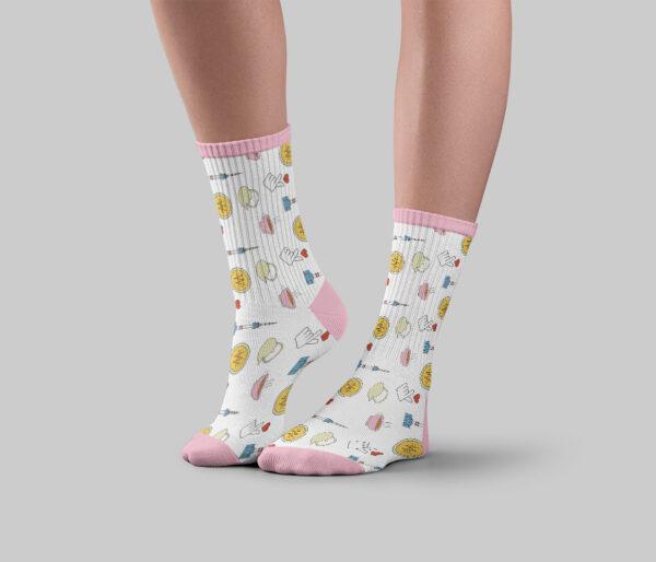 Paire de chaussette haute avec le motif boisson présent sur toute la chaussettes avec des touches de rose au talon, aux doigts de pied et sur le haut de la chaussette