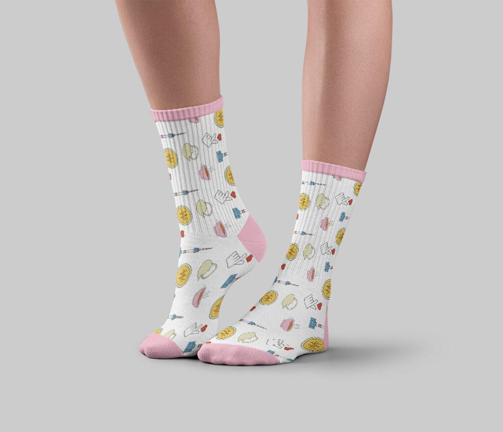 Chaussettes haute avec le motif boisson d'Hongdae Station et des touches de rose dessus