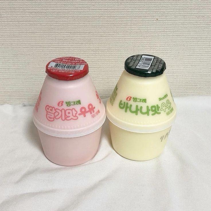 Deux petites bouteilles de lait coréen, un à la fraise et l'autre à la banane avec du texte coréen inscrit dessus.