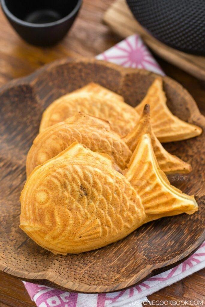 Bungeoppang, dessert coréen, dans un bol en bois posé sur une table