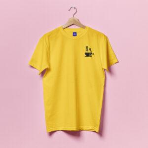 T-shirt jaune à manche courte avec l'élément graphique du logo qui est noir