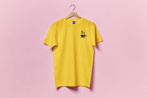 T-shirt jaune à manche courte avec l'élément graphique du logo qui est noir