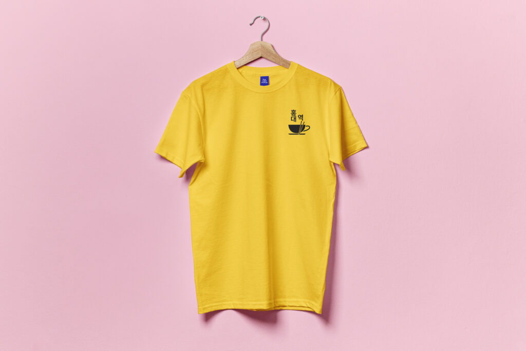 T-shirt jaune à manche courte avec l'élément graphique du logo qui est noir