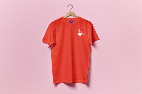 T-shirt rouge à manche courte avec l'élément graphique du logo qui est blanc