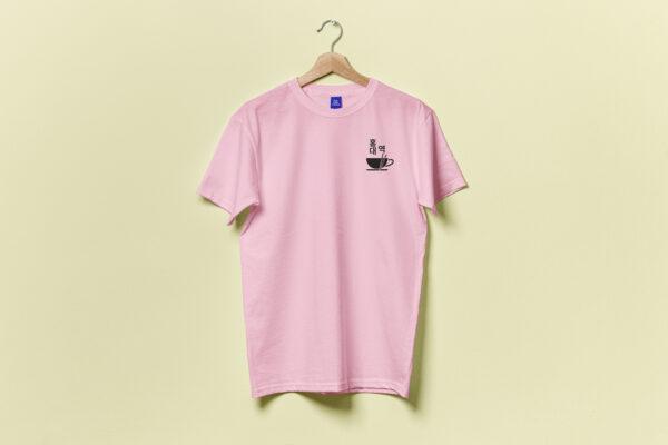 T-shirt rose à manche courte avec l'élément graphique du logo qui est noir