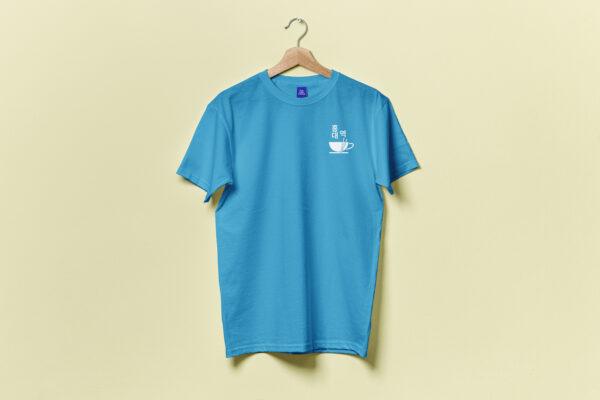 T-shirt bleu à manche courte avec l'élément graphique du logo qui est blanc
