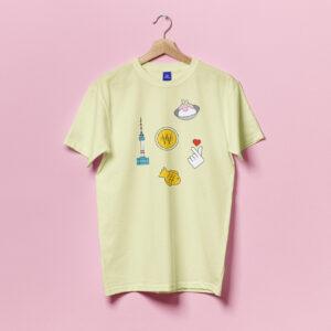 T-shirt long à manche courte avec un des motif d'Hongdae Station, il est de couleur jaune