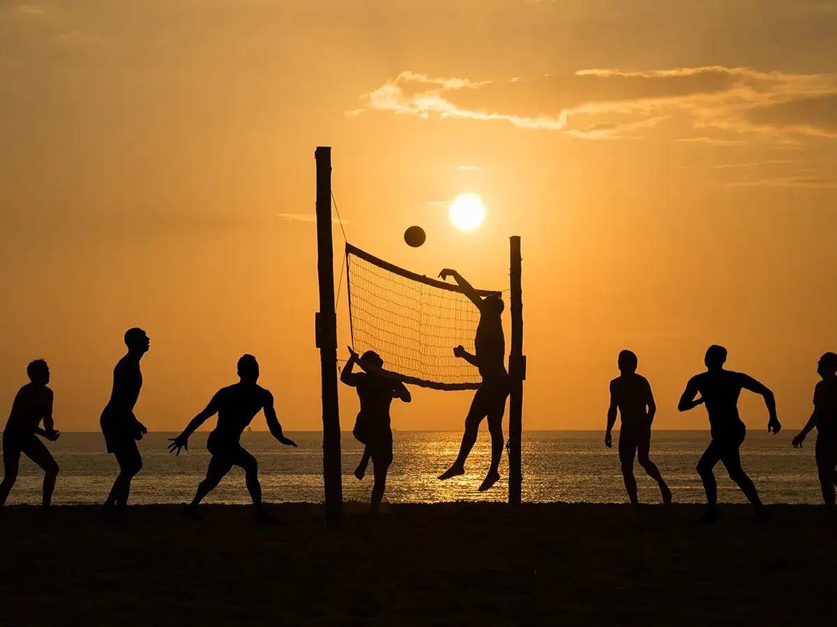 Partie de beach-volley au coucher du soleil à La Casa Boho, plage de Pampelonne.