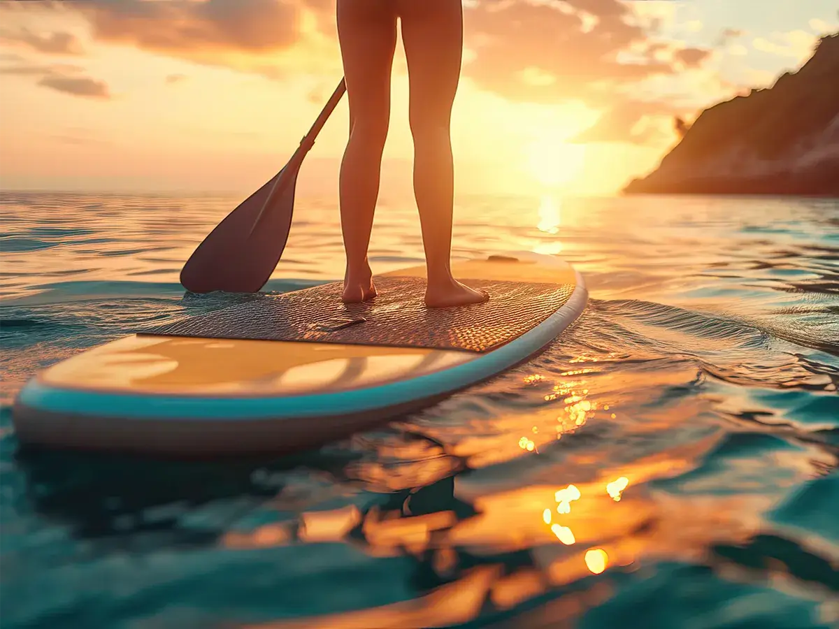 Activité paddle face à la mer à La Casa Boho sur la plage de Pampelonne