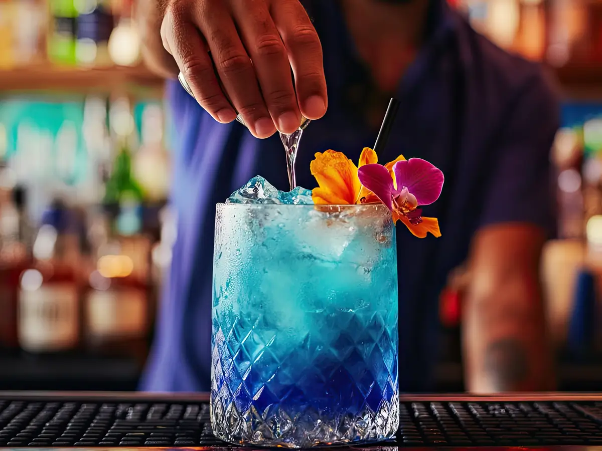 Cocktail signature préparé au bar lounge de La Casa Boho à Ramatuelle