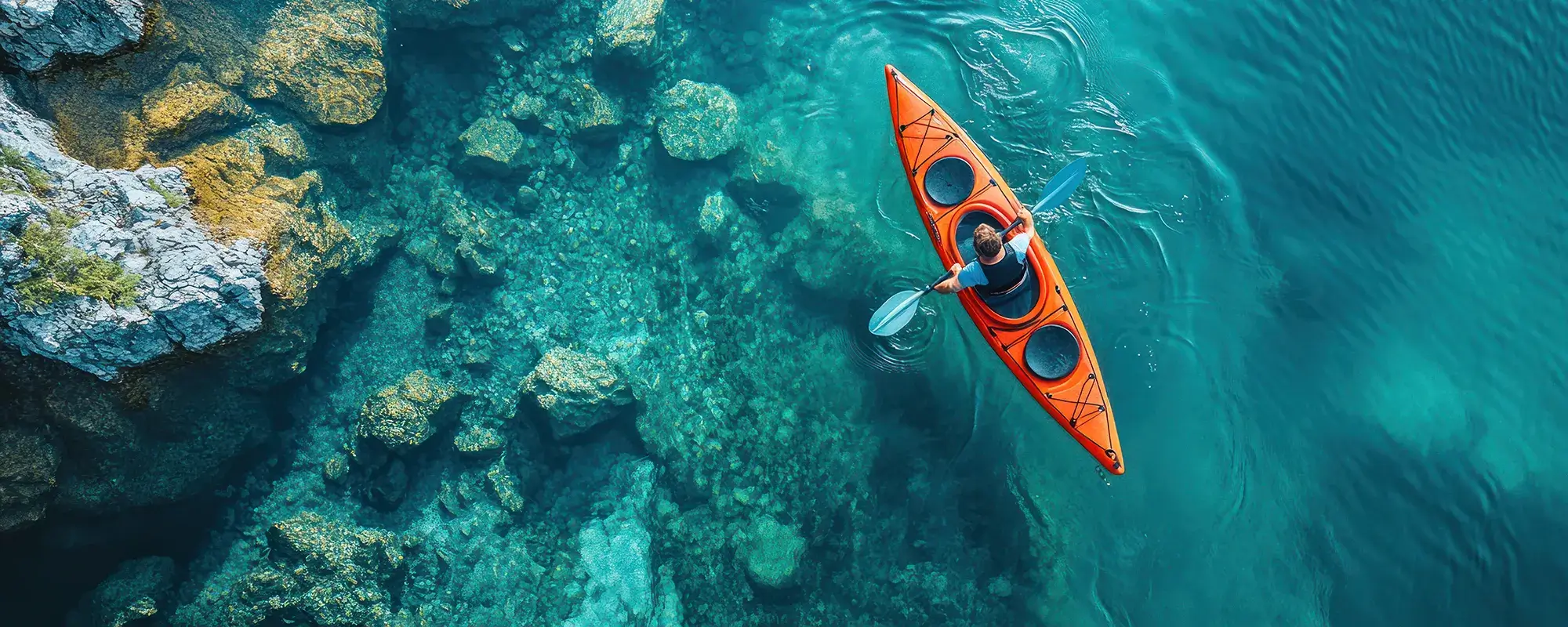 Kayak sur les eaux turquoise de Pampelonne à La Casa Boho