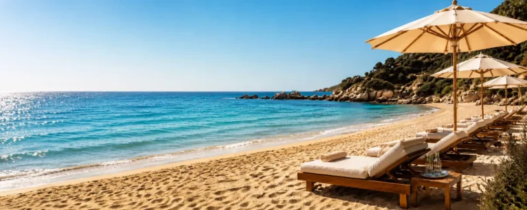 Plage privée La Casa Boho à Ramatuelle avec transats et parasols face à la mer