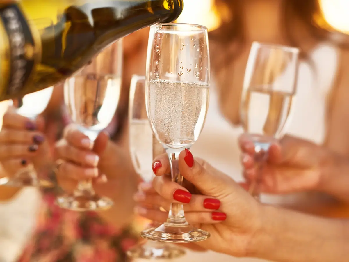 Service du vin au restaurant La Casa Boho sur la plage de Pampelonne
