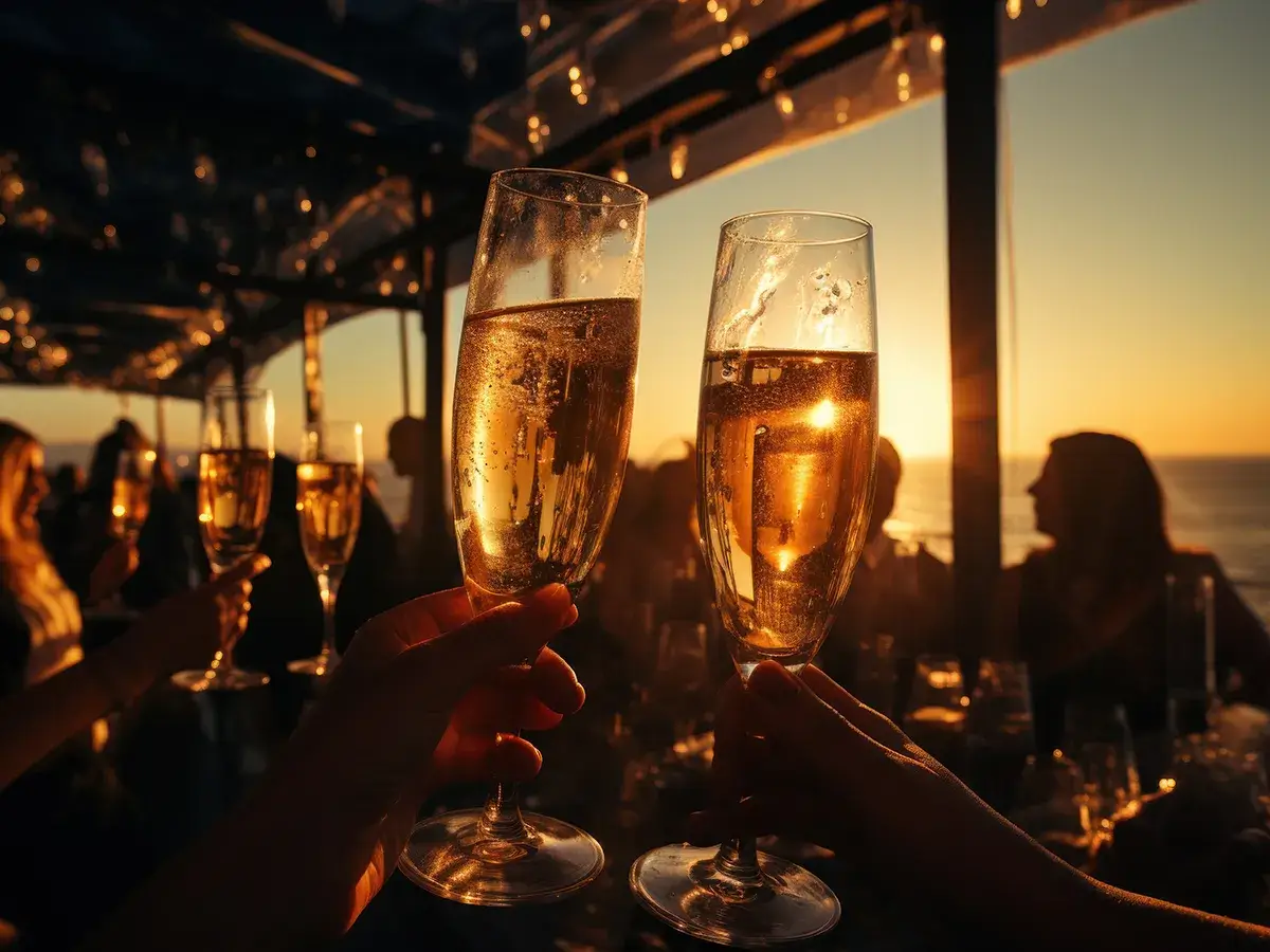 Verres de champagne pendant l’Apéro Bulles à La Casa Boho sur la plage de Pampelonne