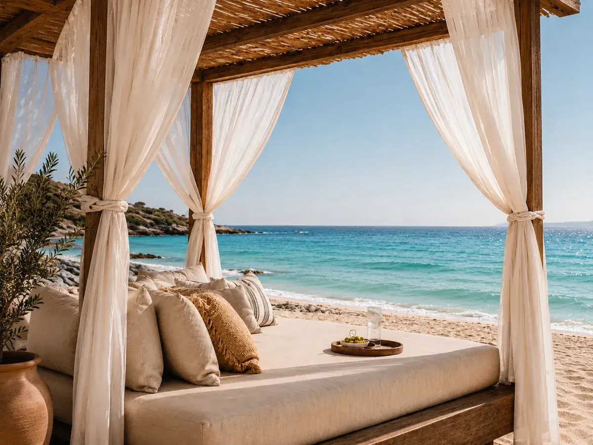Sunbed à baldaquin avec voilages face à la mer sur la plage privée La Casa Boho à Ramatuelle