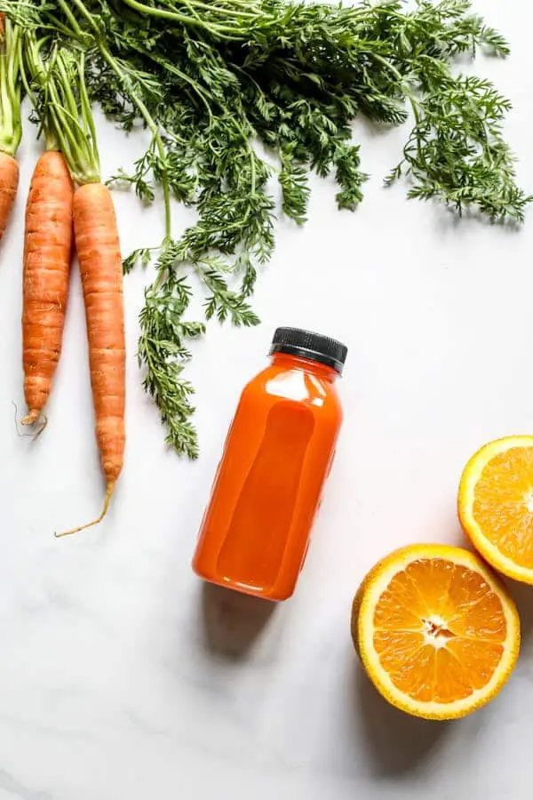 Bouteille de jus de carotte et orange