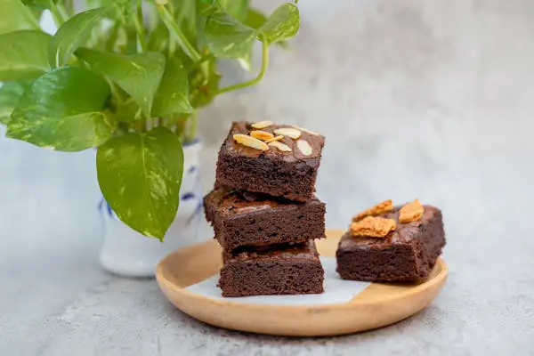 Piles de morceaux de brownies empilés avec des éclats d'amandes effilées