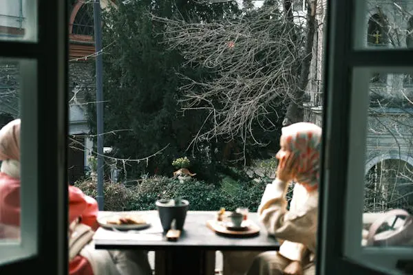 Deux femmes voilées profitant d'une pause gourmande, entourées de nature