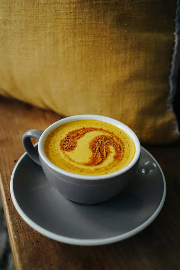 Une tasse de latte avec du curcuma et de la canelle