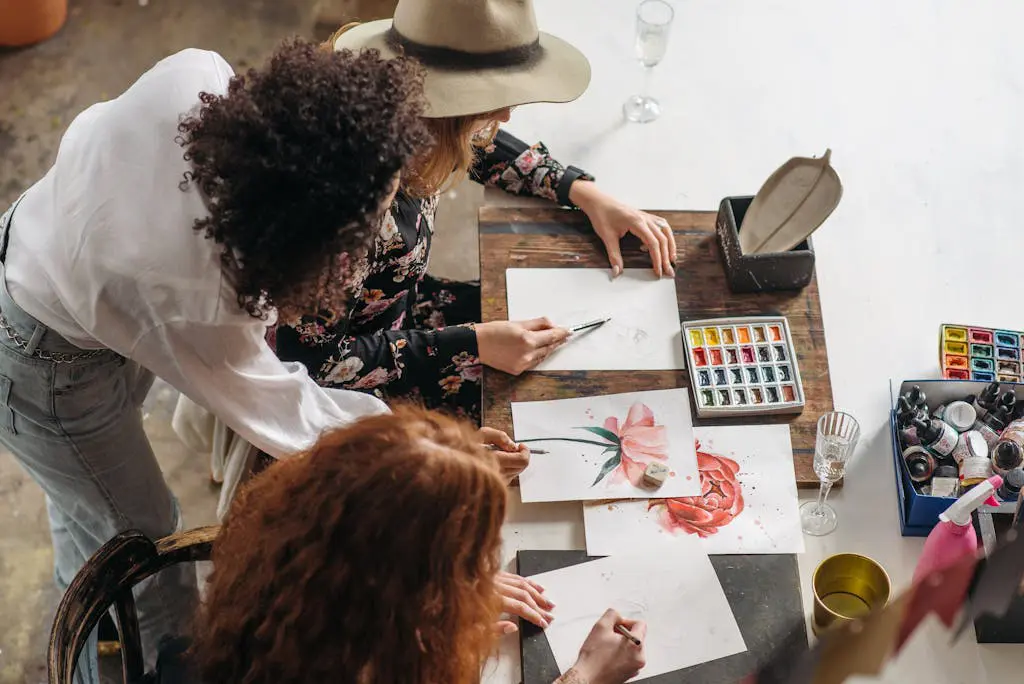 Groupe de femmes faisant de l'aquarelle