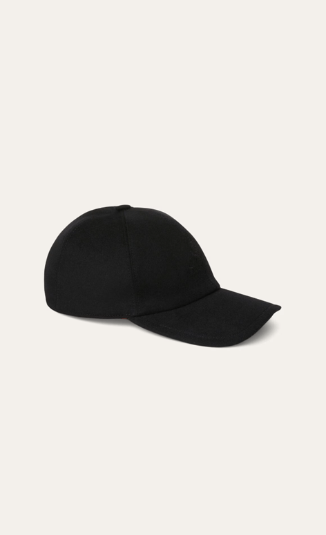 Casquette de la marque Loro Piana de couleur noir, avec logo sur la face avant de la casquette