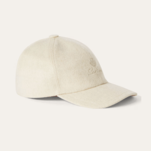 Casquette de la marque Loro Piana de couleur beige, avec logo sur la face avant de la casquette