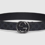 Ceinture Gucci 12 a motif noir et blanc, avec fermoir gris gros logo