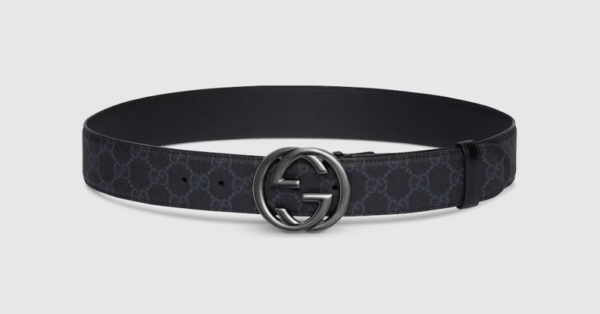 Ceinture Gucci 12 a motif noir et blanc, avec fermoir gris gros logo