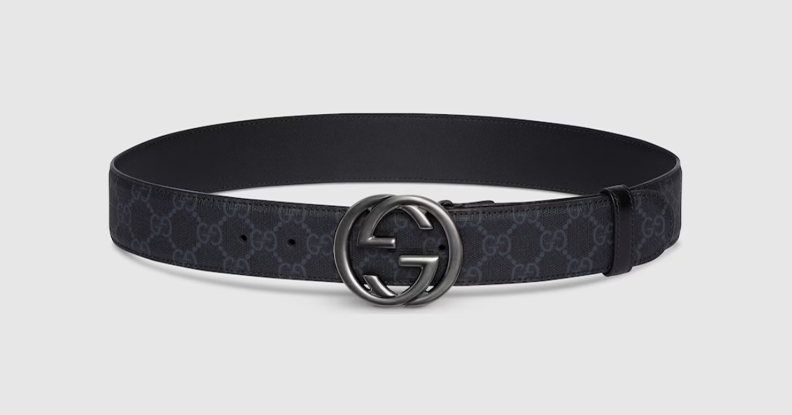 Ceinture Gucci 12 a motif noir et blanc, avec fermoir gris gros logo