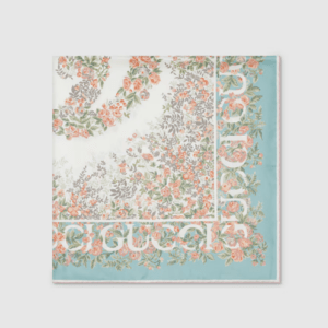 Carré de soie à imprimé fleuri Gucci avec détail GG enlacés, de couleur bleu orange et verte