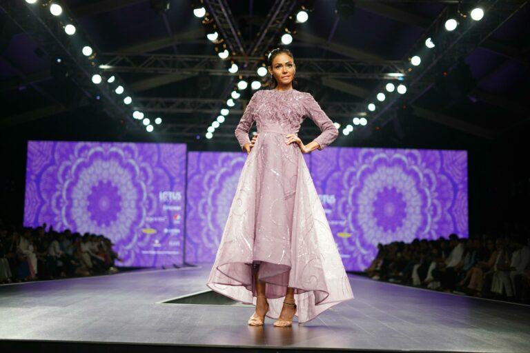 Image de la fashion week de Londres, femme portant une tenue d'une grande marque de couleur rose avec des talons brillants