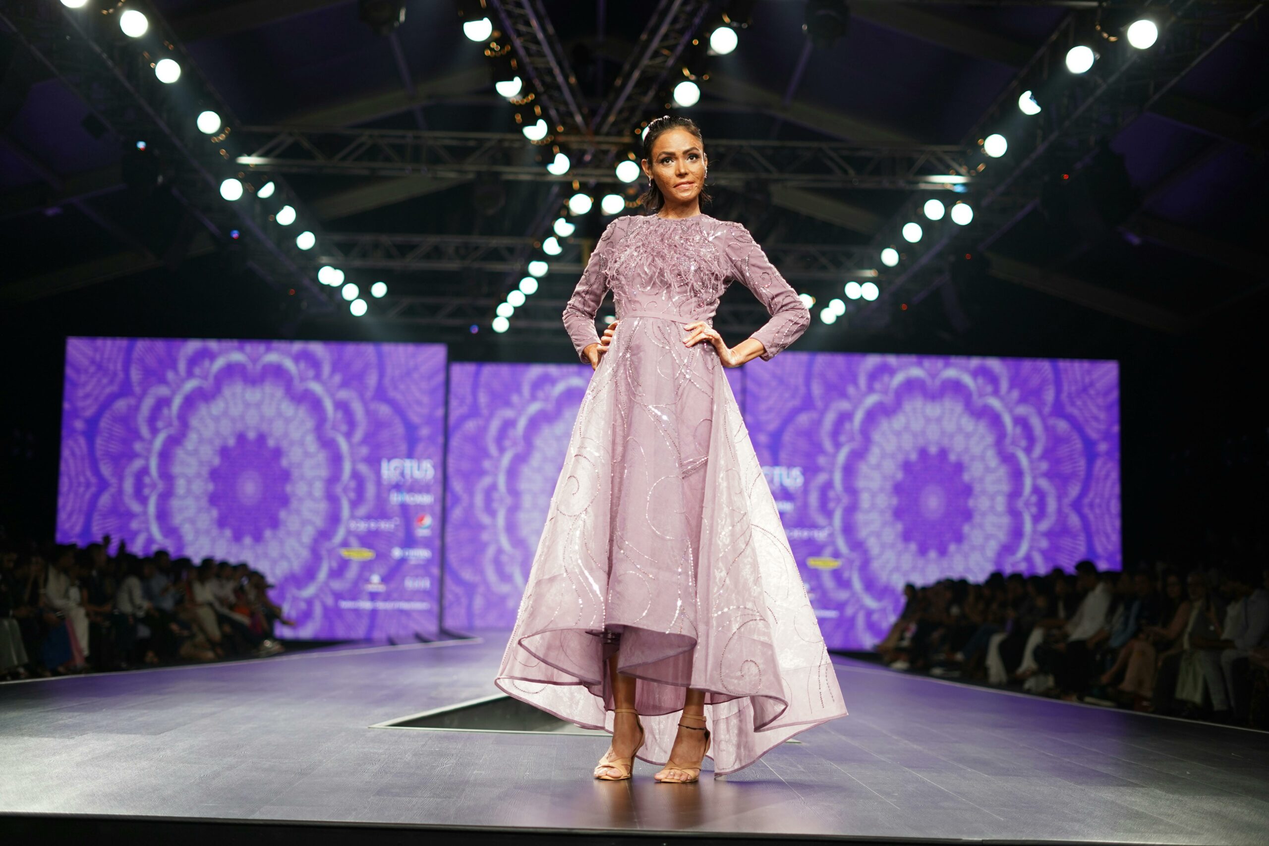 Image de la fashion week de Londres, femme portant une tenue d'une grande marque de couleur rose avec des talons brillants
