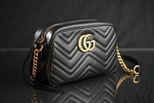 Petite Maroquinerie, sac à main gucci de couleur noir avec logo dorée avec chaine dorée