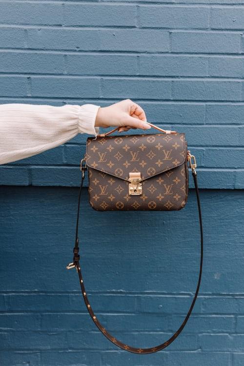 Petite maroquinerie Louis Vuitton de couleur marron avec motif beige